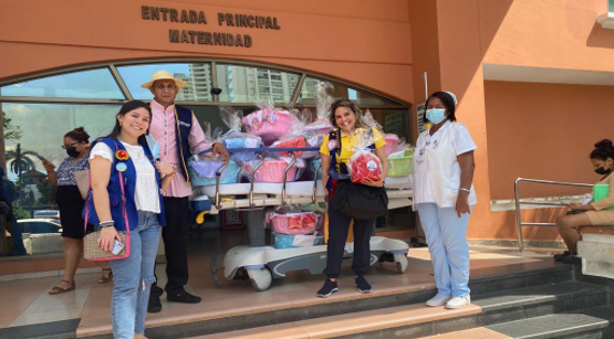 Entrega de canastillas de bebés en hospital